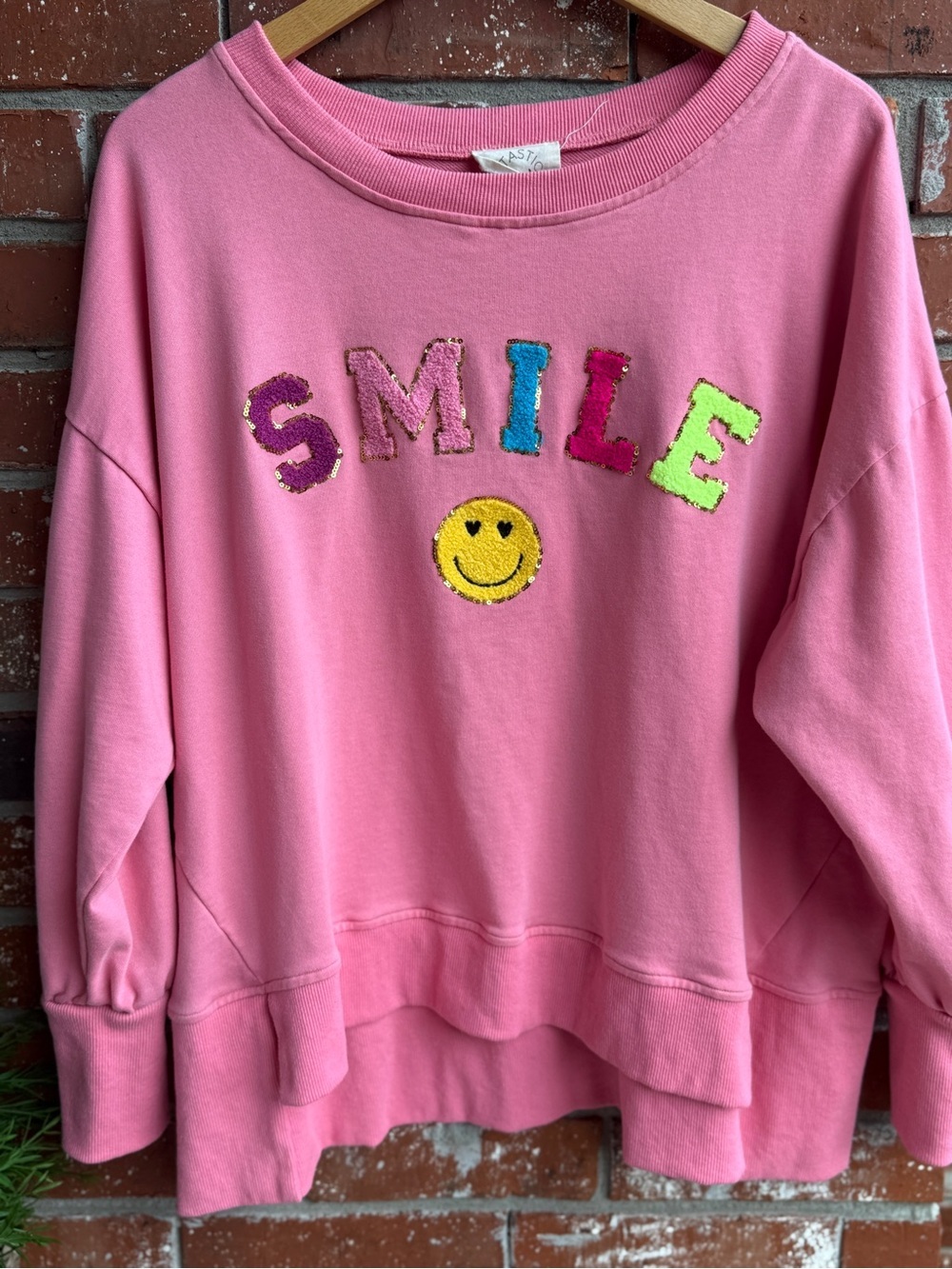 Fantastic Fawn Ovetsized Pink Sequin SMILE
Crewneck with Yellow Smiley